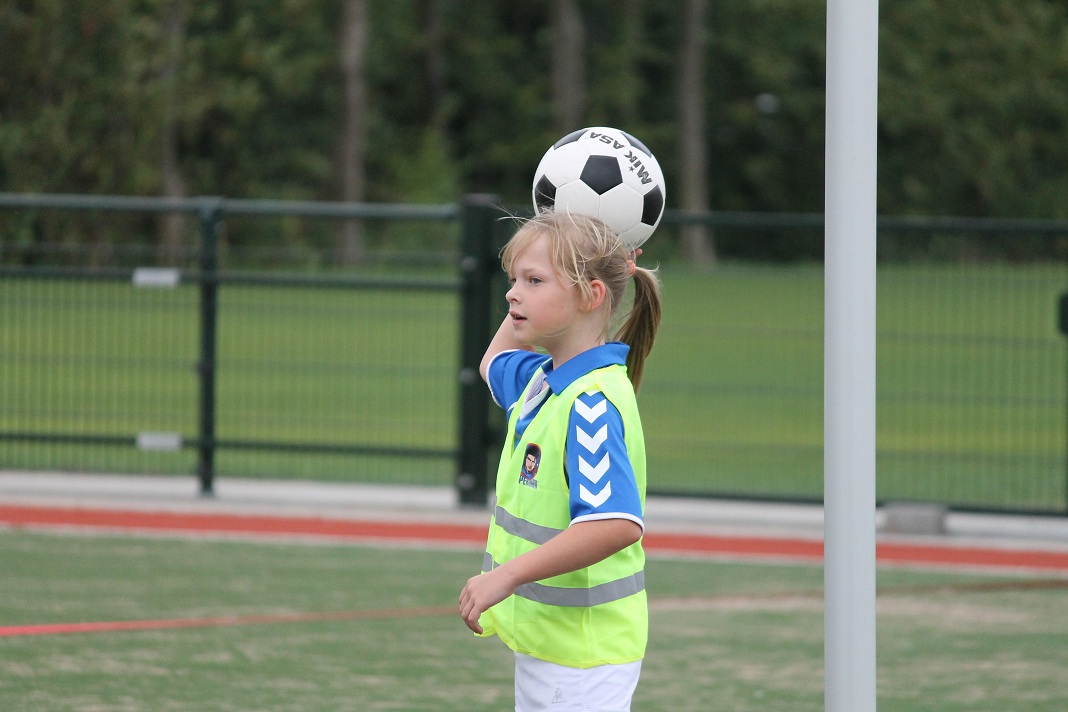 Oefenwedstrijd E2 Almkerk 104.JPG